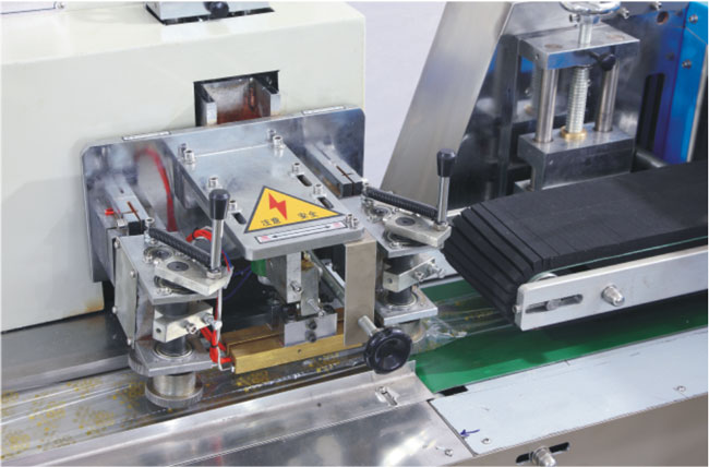 KD-260下走紙自動枕式包裝機(jī)細(xì)節(jié)圖